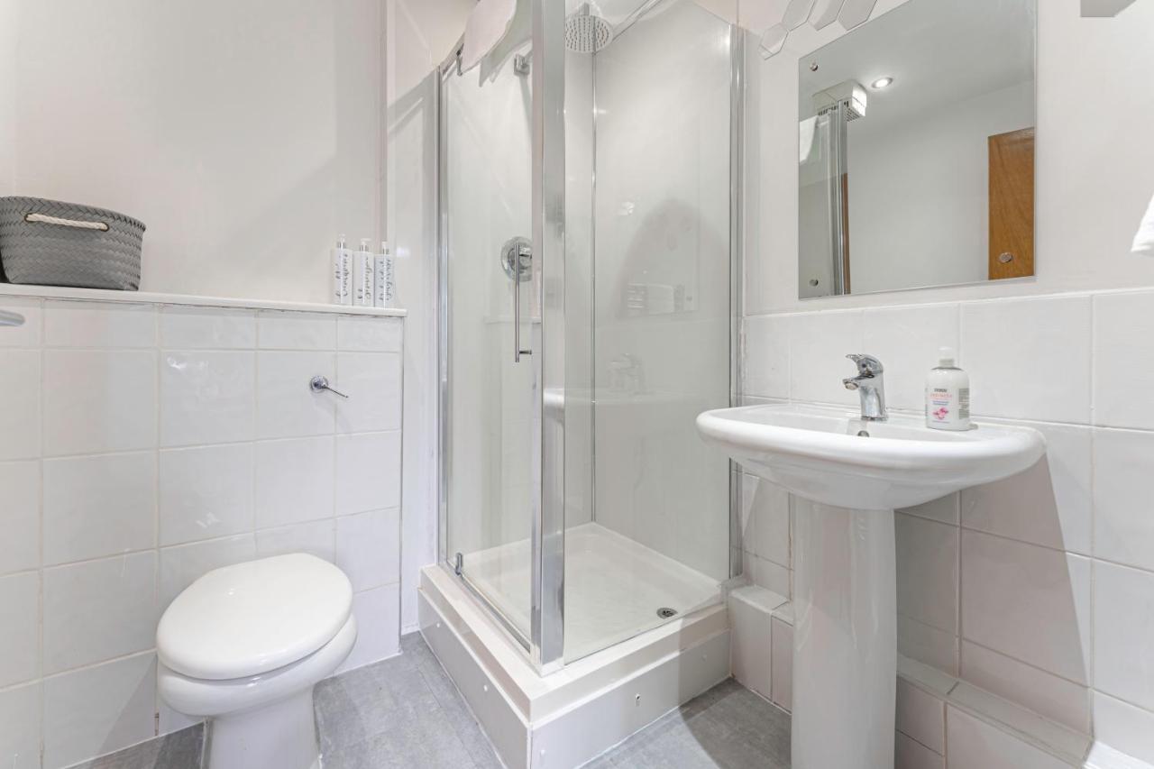 Jkg Property Solutions Presents Cosy City Apartment Ковънтри Екстериор снимка