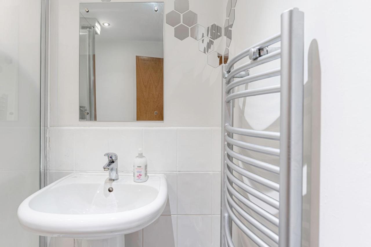 Jkg Property Solutions Presents Cosy City Apartment Ковънтри Екстериор снимка
